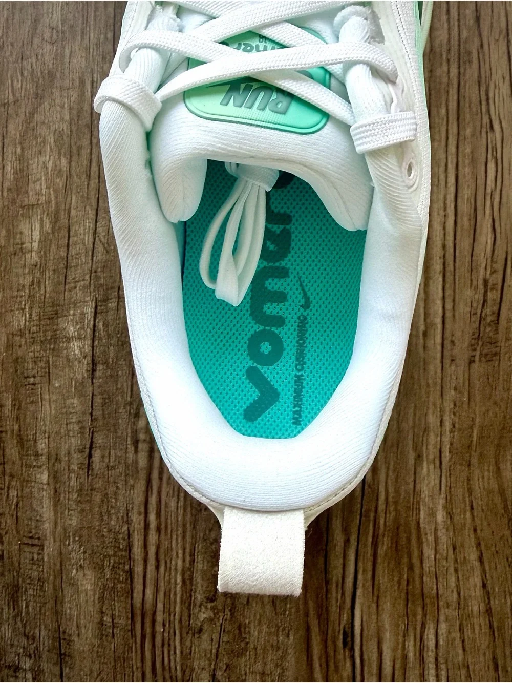 NEW Nike Vomero 18 White Cannon Bleached Turq HM6804-106 Women’s Size 8.5